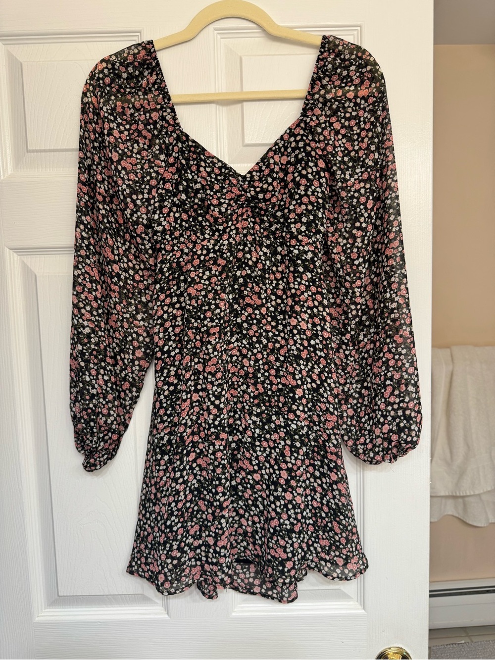 Francesca’s XS Floral Long-Sleeve Mini Dress in Black and Pink